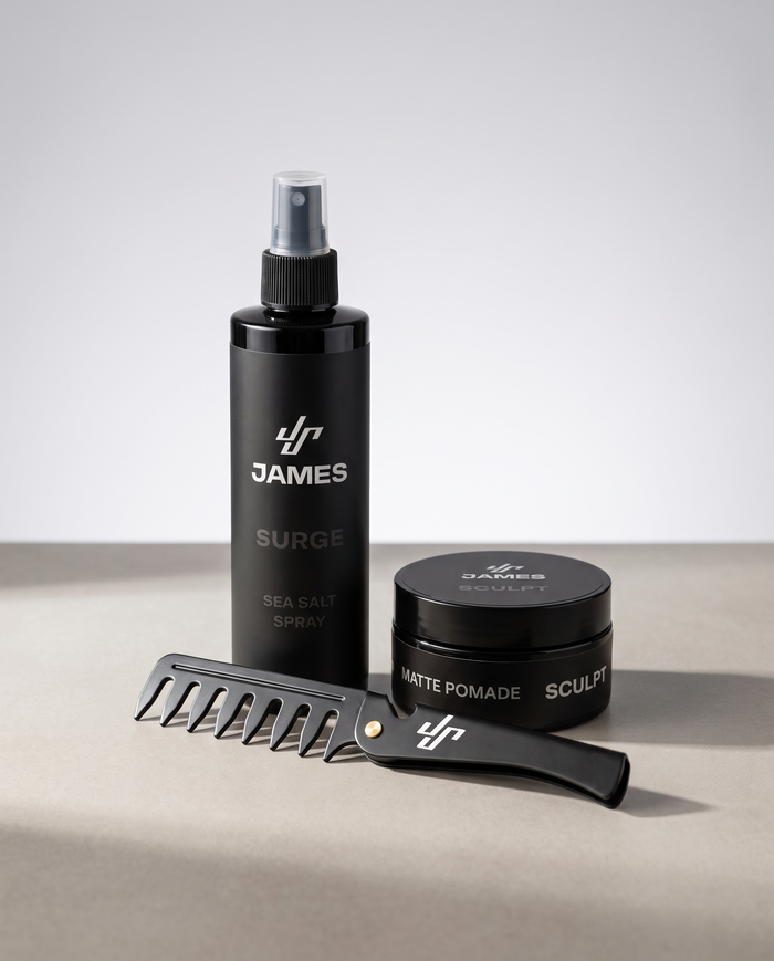 Surge sea salt spray, Sculpt matte pomade en de Flow comb naast elkaar in een lichte studio