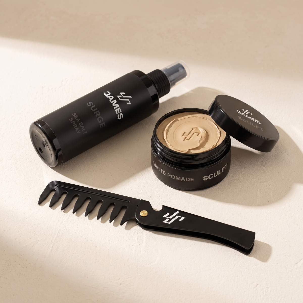 Surge liggend, Sculpt open en de Flow comb op een gebroken witte ondergrond